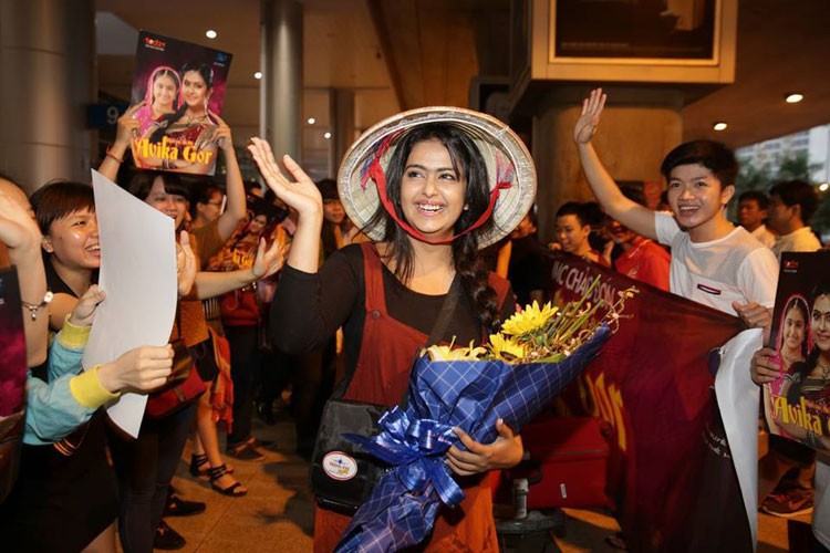 Tháng 12/2014, sao nhí “ Cô dâu 8 tuổi” Avika Gor đã được fan Việt chào đón rất nồng nhiệt khi đáp chuyến máy bay đến TP HCM.